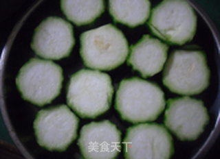 鲍鱼汁蒜蓉蒸丝瓜的做法步骤:2