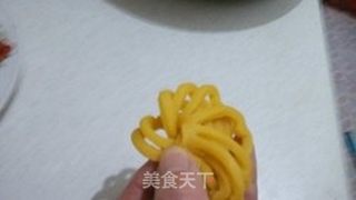 蛋黄菊花馓的做法步骤:10