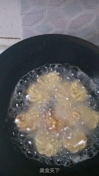 蛋黄菊花馓的做法步骤:14