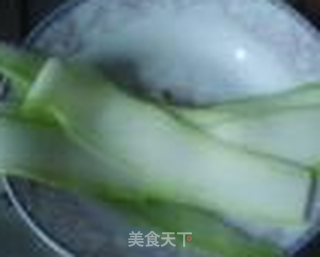 西葫芦培根卷的做法步骤：1