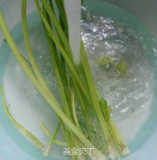 芹菜培根炒乌冬面的做法步骤：3