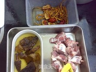 高考汤煲:羊肚菌虫草汤的做法步骤:2