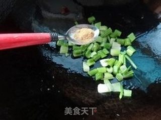 男人们的下酒菜——花生芹菜炒粽子的做法步骤：6