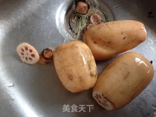 莲藕绿豆猪骨汤的做法步骤:2