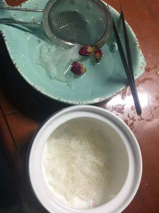 玫瑰花牛奶炖燕窝的做法步骤:2