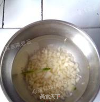 红油香葱皮蛋豆腐————简单到让你惊讶的小菜的做法步骤:4