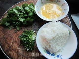 莴笋叶炒饭的做法步骤:2