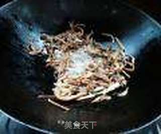 菌脚干煸胡萝卜的做法步骤:3