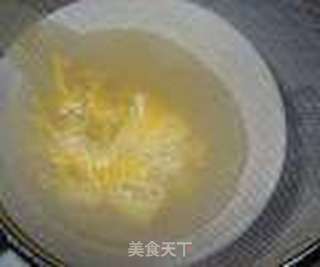 牛奶香蕉鸡蛋羹的做法步骤:2