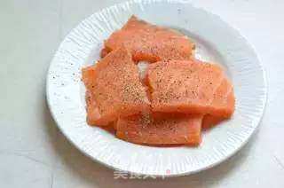 学做西餐厅里的新菜式----三文鱼薯饼的做法步骤:2