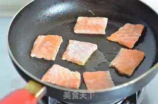 学做西餐厅里的新菜式----三文鱼薯饼的做法步骤:11