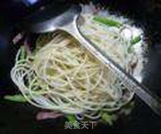 青椒培根炒面的做法步骤:9