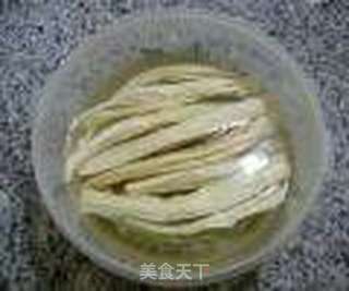 胡萝卜腐竹炒鸡蛋的做法步骤:2