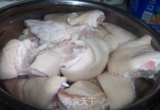 解馋的美容佳品----黄豆焖猪蹄的做法步骤:2