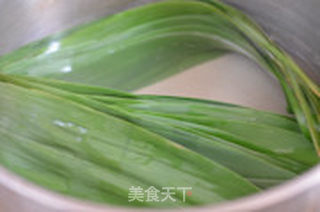 豌豆腊肠粽的做法步骤:2