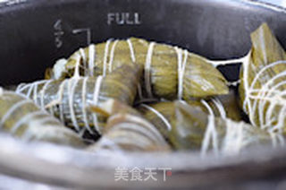 豌豆腊肠粽的做法步骤:12