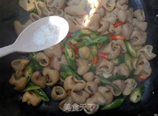 尖椒炒肥肠的做法步骤:9