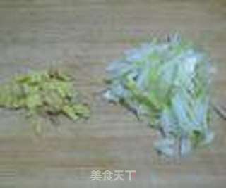 【蛋饼丝炒菠菜】--孕妈咪营养晚餐的做法步骤:2