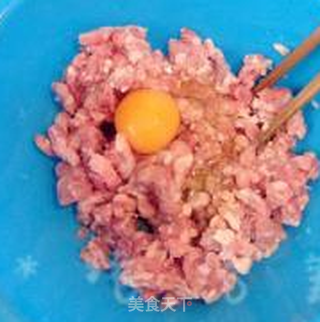 降血压的美食-----香芹小肉饼的做法步骤:2