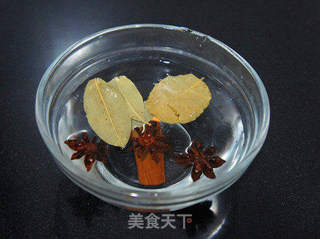 【五香肉粒】的做法步骤:2