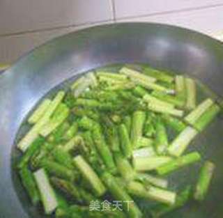 蟹棒扒芦笋的做法步骤:3