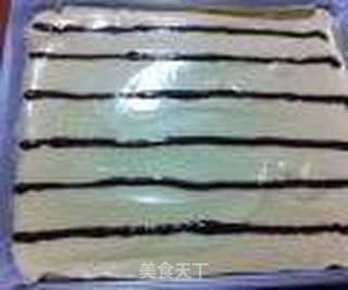 千叶纹戚风蛋糕卷的做法步骤:10
