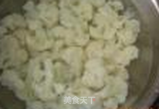 红椒拌花菜的做法步骤:2