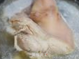 自制五香酱肘子的做法步骤:4