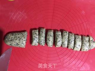 鸡蛋芝香麻花的做法步骤:4