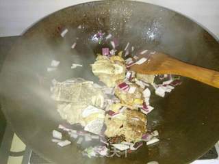 牛骨西红柿黄豆煲的做法步骤:7