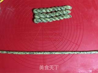 鸡蛋芝香麻花的做法步骤:7