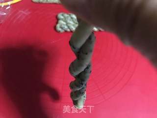 鸡蛋芝香麻花的做法步骤:9