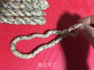 鸡蛋芝香麻花的做法步骤:8