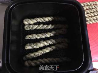 鸡蛋芝香麻花的做法步骤:12