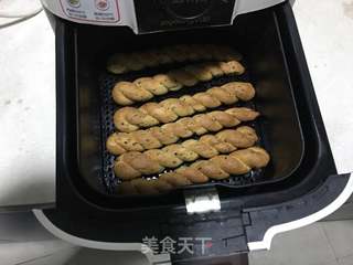 鸡蛋芝香麻花的做法步骤:14