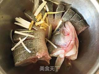 清蒸鲈鱼的做法步骤:2