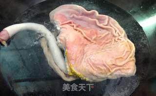 坤博砂锅莲子猪肚汤煲的做法步骤:4