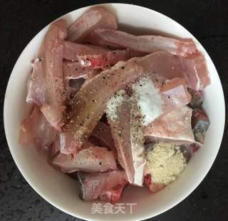 坤博砂锅姜蒜生焗鱼的做法步骤:2
