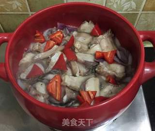 坤博砂锅姜蒜生焗鱼的做法步骤：10