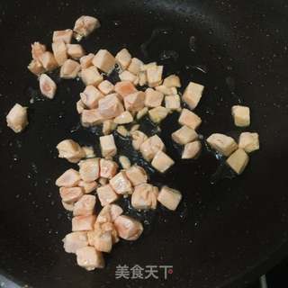 三文鱼炒饭的做法步骤:2