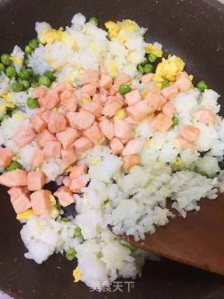 三文鱼炒饭的做法步骤:5