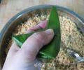 鲜肉三角粽的做法步骤:11