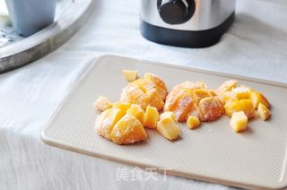 香蕉黄桃奶昔的做法步骤:2