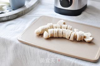 香蕉黄桃奶昔的做法步骤:3