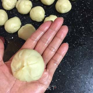 快手懒人餐~~蛋黄酥的做法步骤:13