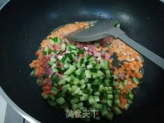 五彩菠萝炒饭-快手懒人餐的做法步骤：6