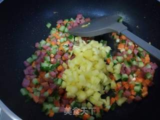 五彩菠萝炒饭-快手懒人餐的做法步骤：7