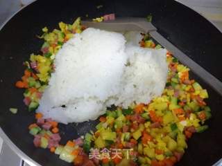 五彩菠萝炒饭-快手懒人餐的做法步骤：9