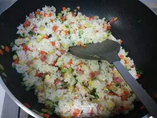 五彩菠萝炒饭-快手懒人餐的做法步骤:11