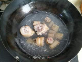 猪尾巴炖萝卜的做法步骤:2